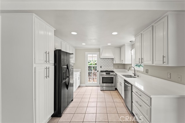 4922 Scenario Drive Drive, Huntington Beach CA: https://media.crmls.org/medias/89c4b2df-3a87-491a-b985-beec10dcc2c6.jpg