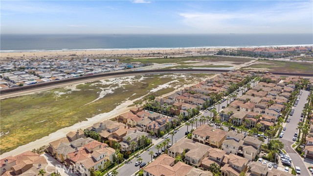 8356 Noelle Drive, Huntington Beach CA: https://media.crmls.org/medias/89c4f4dc-05bd-4fc9-9cfc-b0273651ace7.jpg