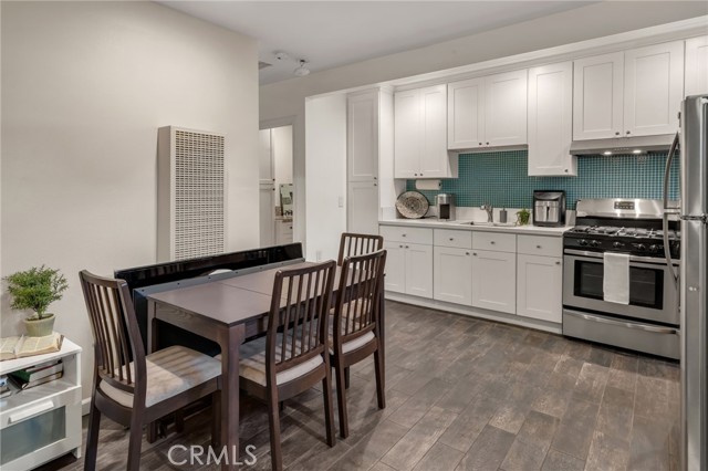 289 E Heath, Long Beach CA: https://media.crmls.org/medias/89ce4768-90a6-4861-9116-09ab9c004ac4.jpg