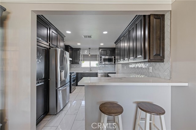 Detail Gallery Image 13 of 47 For 27933 Honeycomb Dr, Saugus,  CA 91350 - 4 Beds | 2/1 Baths