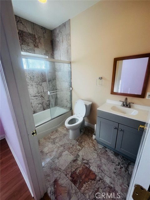 Detail Gallery Image 12 of 25 For 7445 Yarmouth Ave, Reseda,  CA 91335 - 4 Beds | 3 Baths