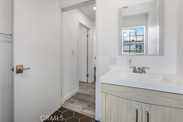 2481 S Bundy Drive, Los Angeles CA: https://media.crmls.org/medias/89d40ecd-8361-4e43-9370-eb8a114076e7.jpg