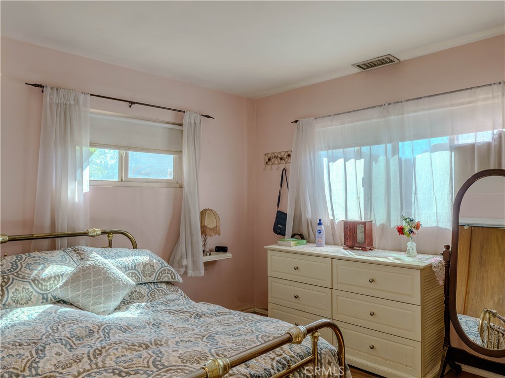 https://media.crmls.org/medias/89d4b8ab-88df-4a26-a389-11e414a44b53.jpg?preset=X-Large