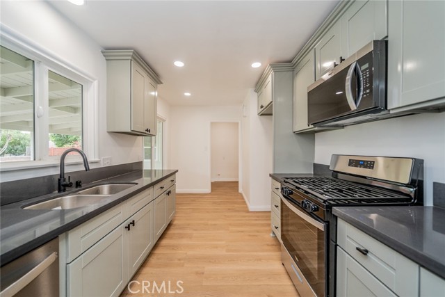 Detail Gallery Image 2 of 21 For 991 N Magnolia Ave, Rialto,  CA 92376 - 3 Beds | 2 Baths