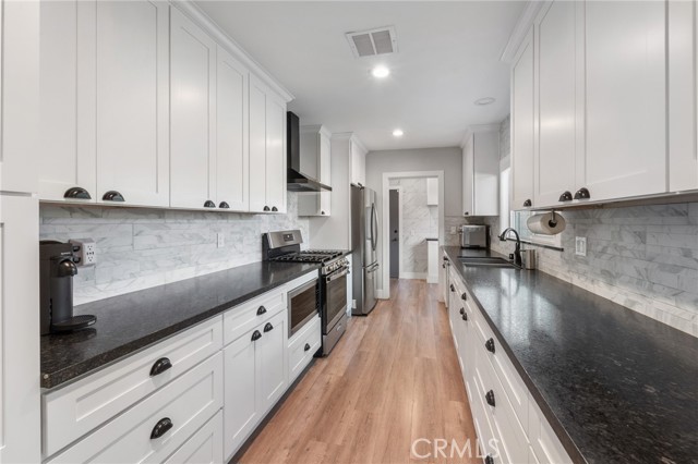 Detail Gallery Image 32 of 40 For 7316 Colbath, Van Nuys,  CA 91405 - 3 Beds | 3 Baths