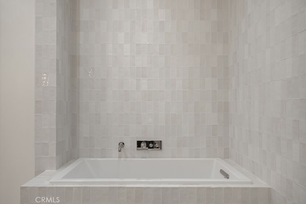 https://media.crmls.org/medias/89d870cc-2ff2-4ce5-b33d-efe8e1c2448e.jpg?preset=X-Large