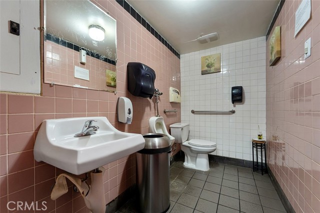 320 W Foothill Blvd, Upland CA: https://media.crmls.org/medias/89d9874a-3af8-4e0c-bb0d-c9c169be4352.jpg