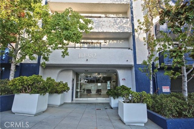 10982 ROEBLING Ave, Los Angeles CA: https://media.crmls.org/medias/89dc5166-e04a-4d17-a571-1fb411a7863d.jpg