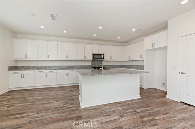 13893 La Pradera Way, Eastvale CA: https://media.crmls.org/medias/89dca329-6f34-4941-bf02-5af6285c080b.jpg