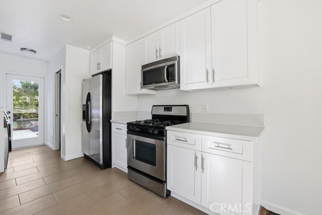 Detail Gallery Image 13 of 54 For 16937 Hartland, Lake Balboa,  CA 91406 - 2 Beds | 2 Baths