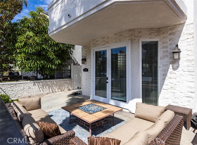 Detail Gallery Image 2 of 20 For 415 8th St, Huntington Beach,  CA 92648 - 3 Beds | 3/2 Baths