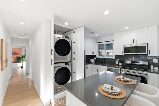 Detail Gallery Image 21 of 74 For 2140 N Rose St, Burbank,  CA 91505 - 5 Beds | 3/1 Baths