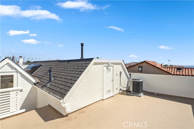 439 1/2 Carnation Avenue, Corona del Mar CA: https://media.crmls.org/medias/89e95576-0fd4-422d-b505-7026ae8ed2d6.jpg