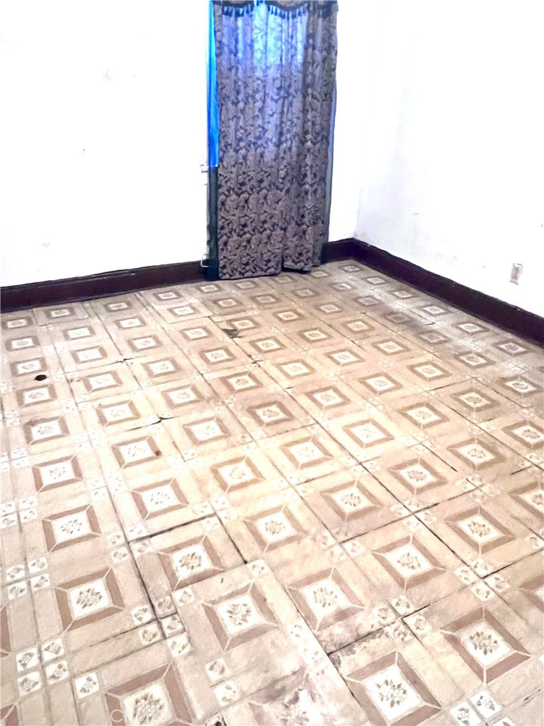 https://media.crmls.org/medias/89ee0cd5-3314-4f66-ae23-b4b0e85bc7e1.jpg?preset=X-Large
