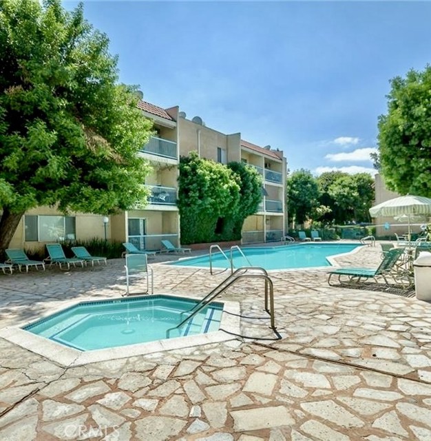 Detail Gallery Image 2 of 12 For 18307 Burbank Bld #231,  Tarzana,  CA 91356 - 1 Beds | 1 Baths