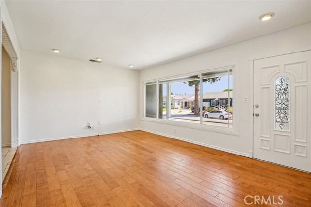 Detail Gallery Image 5 of 28 For 5033 Premiere Ave, Lakewood,  CA 90712 - 3 Beds | 2 Baths