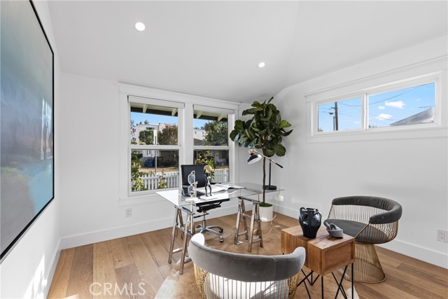 Detail Gallery Image 21 of 32 For 12947 La Maida St, Sherman Oaks,  CA 91423 - 4 Beds | 3 Baths