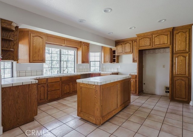 Detail Gallery Image 6 of 22 For 79 Indian Rock Dr, Oroville,  CA 95966 - 3 Beds | 2 Baths