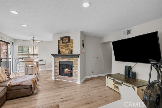 Detail Gallery Image 10 of 38 For 18114 Erik Ct #5131,  Canyon Country,  CA 91387 - 3 Beds | 2 Baths