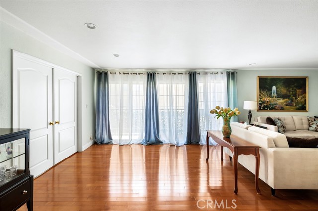 Detail Gallery Image 7 of 28 For 5050 Coldwater Canyon Ave #207,  Sherman Oaks,  CA 91423 - 3 Beds | 2 Baths