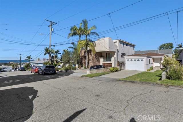 915 18th Street, Hermosa Beach, California 90254, 3 Bedrooms Bedrooms, ,1 BathroomBathrooms,Residential,Sold,18th Street,SB24030720