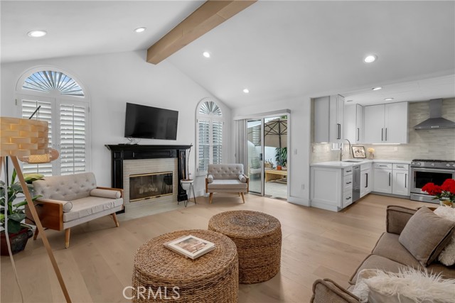 Detail Gallery Image 12 of 42 For 314 Ultimo Ave, Long Beach,  CA 90814 - 4 Beds | 3 Baths