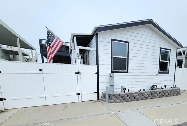 Detail Gallery Image 2 of 36 For 21752 Pacific Coast Hwy. 20a,  Huntington Beach,  CA 92646 - 2 Beds | 2 Baths