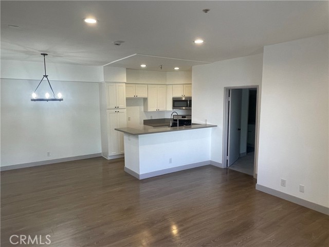 Detail Gallery Image 4 of 17 For 14914 Hamlin St #105,  Van Nuys,  CA 91411 - 2 Beds | 2 Baths