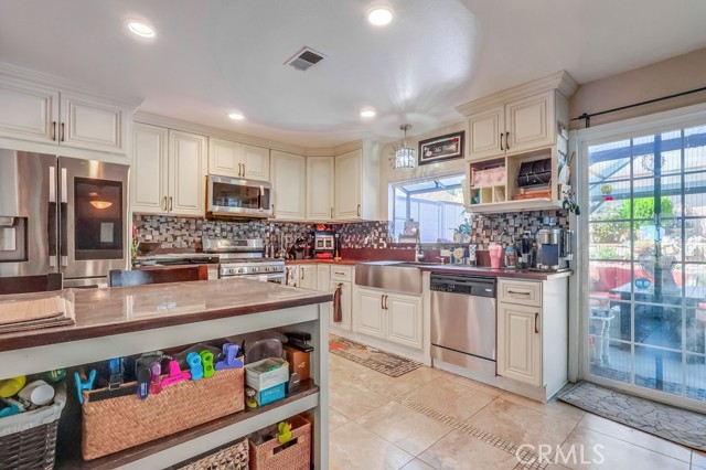 Detail Gallery Image 22 of 55 For 15915 Foothill Bld, Sylmar,  CA 91342 - 4 Beds | 3 Baths
