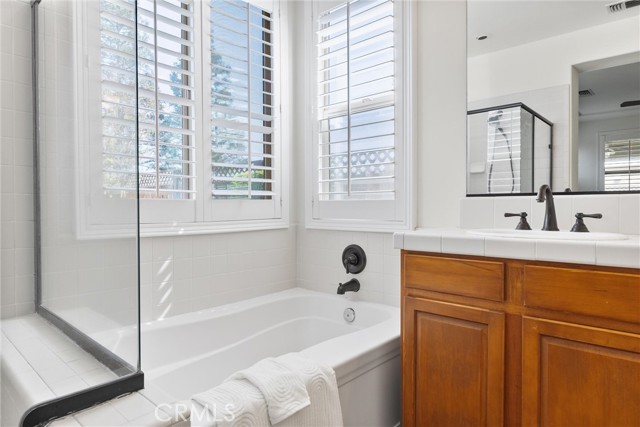 Detail Gallery Image 17 of 33 For 420 Hollyhill, Bakersfield,  CA 93312 - 3 Beds | 2 Baths