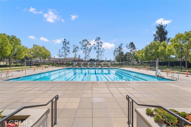 20 Townsend, Irvine CA: https://media.crmls.org/medias/8a056e88-f9bd-49b0-a5c4-956b326ba937.jpg