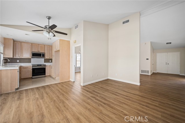 Detail Gallery Image 14 of 44 For 17651 Falkirk Ln, Huntington Beach,  CA 92649 - 4 Beds | 2 Baths