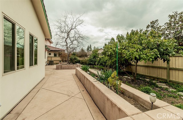 1562 N Empire Lane, Clovis CA: https://media.crmls.org/medias/8a064f12-a2dd-45a9-9b05-a79eb18951ea.jpg