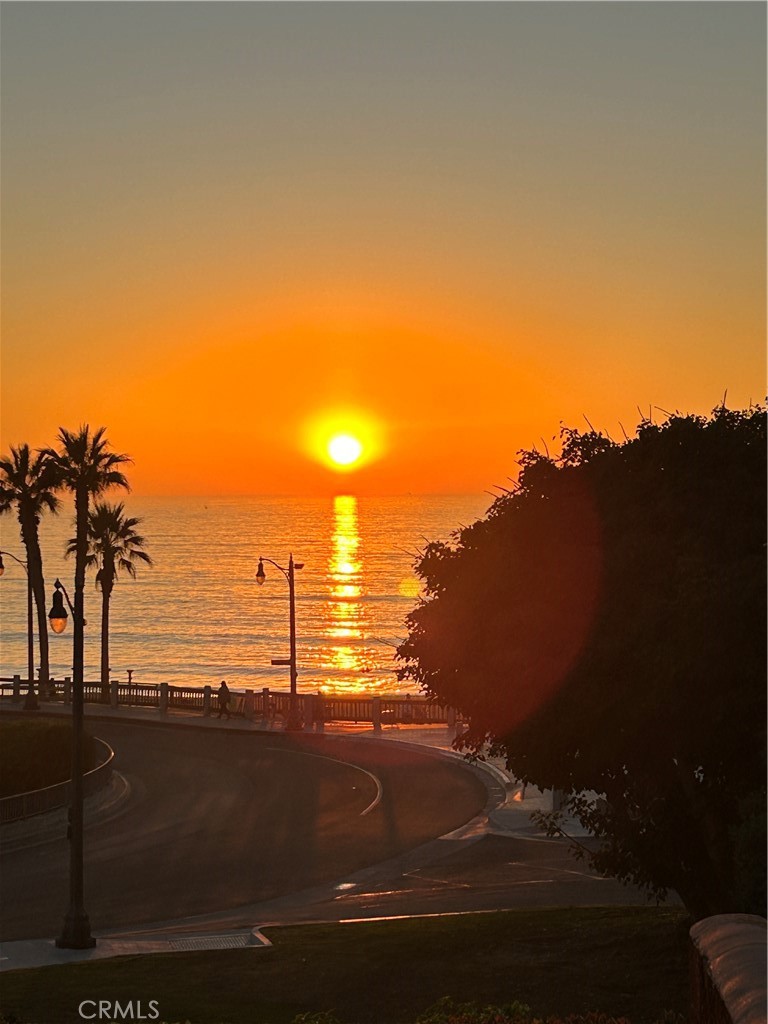 https://media.crmls.org/medias/8a067093-44aa-44a8-bc2f-63df040d9464.jpg?preset=X-Large