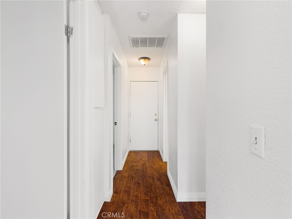 https://media.crmls.org/medias/8a0710fb-264c-42c2-9e5d-a36276e746fa.jpg?preset=X-Large