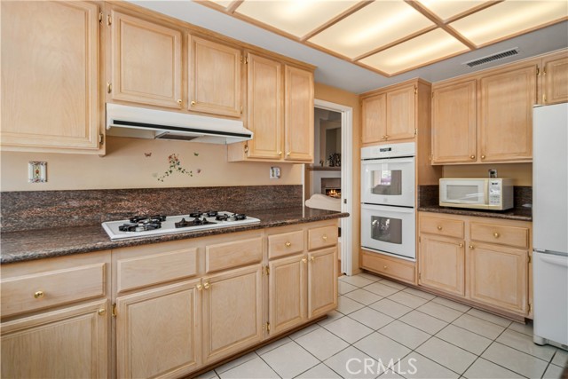 28852 Woodside Drive, Saugus CA: https://media.crmls.org/medias/8a08c5fc-781e-4f15-b8ca-c4adf53f2af3.jpg