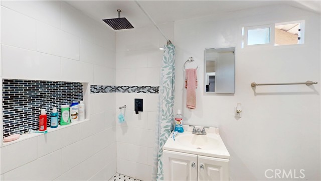 5854 Woodlawn Avenue, Los Angeles CA: https://media.crmls.org/medias/8a0958bf-3d68-4699-9d7d-386ab07e7cac.jpg