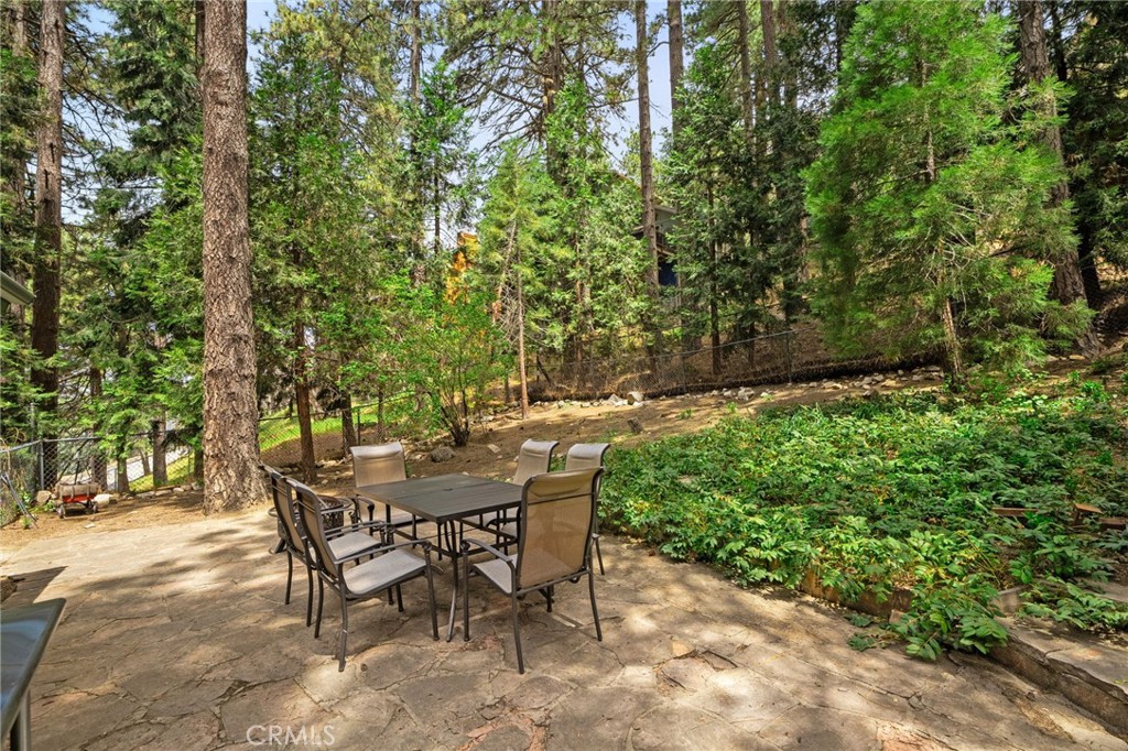 https://media.crmls.org/medias/8a0acc46-091d-48d3-896b-df4f75e6613c.jpg?preset=X-Large