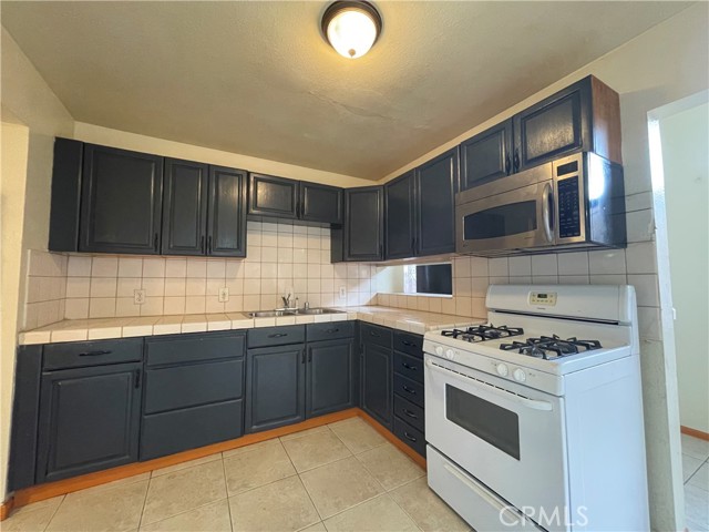 Detail Gallery Image 3 of 13 For 1349 Walnut Ave, Long Beach,  CA 90813 - 2 Beds | 2 Baths