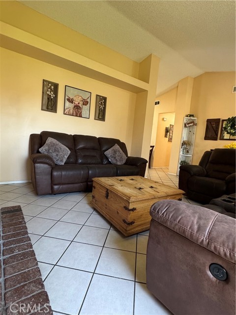 Detail Gallery Image 3 of 14 For 15762 Orchid Ave, Fontana,  CA 92335 - 3 Beds | 2 Baths