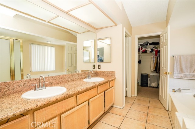 Detail Gallery Image 13 of 22 For 1545 Date Palm Dr, Palmdale,  CA 93551 - 4 Beds | 3 Baths