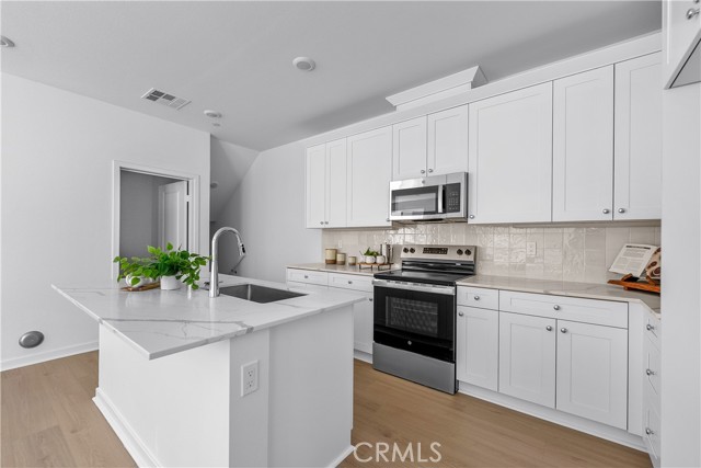 Detail Gallery Image 6 of 23 For 9423 1/2 N Sepulveda Blvd. #3,  North Hills,  CA 91343 - 2 Beds | 2/1 Baths