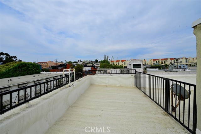 44 48 Navy Street, Venice CA: https://media.crmls.org/medias/8a116a06-d881-4f93-8af1-dcdd261b027d.jpg