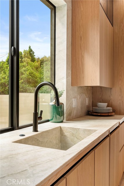 Detail Gallery Image 9 of 58 For 5525 Carpenter Ave, Valley Village,  CA 91607 - 5 Beds | 6/1 Baths