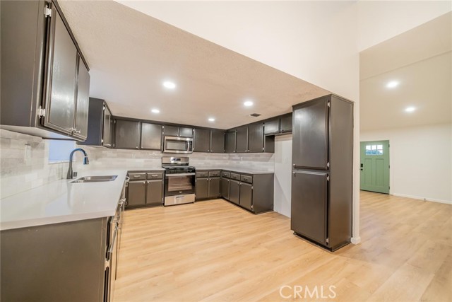 Detail Gallery Image 7 of 19 For 16754 Pauhaska, Apple Valley,  CA 92307 - 4 Beds | 2/1 Baths