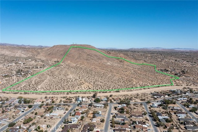 1 Avalon Avenue, Yucca Valley CA: https://media.crmls.org/medias/8a186ce3-260e-4ca6-8a1d-3d0af5a91b30.jpg