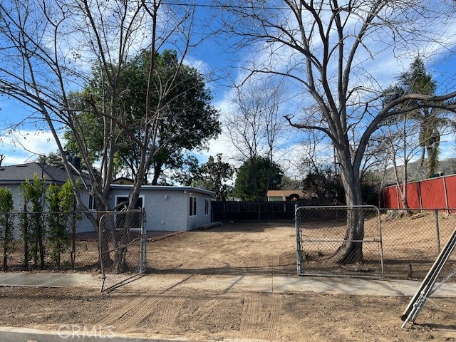 Detail Gallery Image 2 of 22 For 13180 Norris Ave, Sylmar,  CA 91342 - 4 Beds | 2 Baths