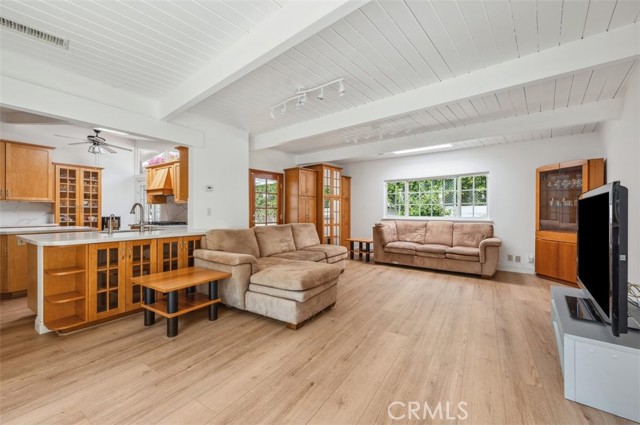 Detail Gallery Image 12 of 23 For 4950 Dunman Ave, Woodland Hills,  CA 91364 - 5 Beds | 3 Baths