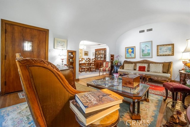 2270 E Orange Grove Boulevard, Pasadena CA: https://media.crmls.org/medias/8a20c8c4-b37a-48a1-82f6-ee0cd8af27e3.jpg