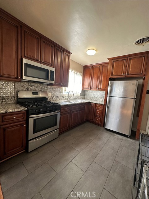 Detail Gallery Image 7 of 11 For 3688 N Lugo Ave, San Bernardino,  CA 92404 - 3 Beds | 1 Baths